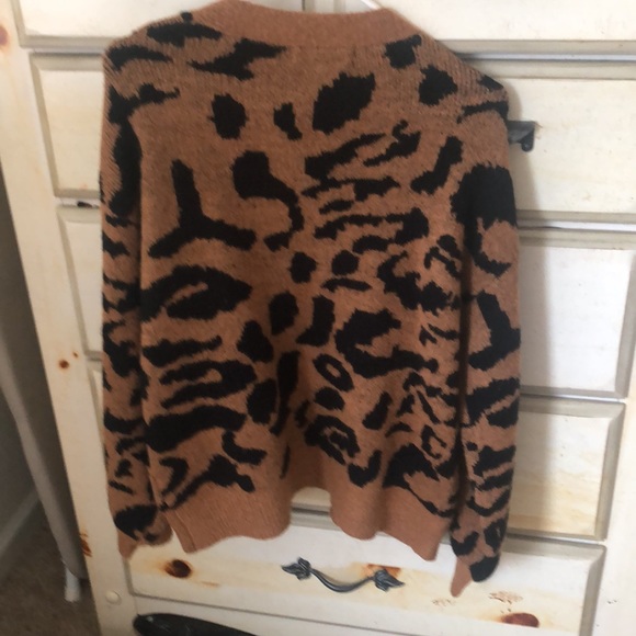 Small leopard kinda print sweater - Picture 2 of 5